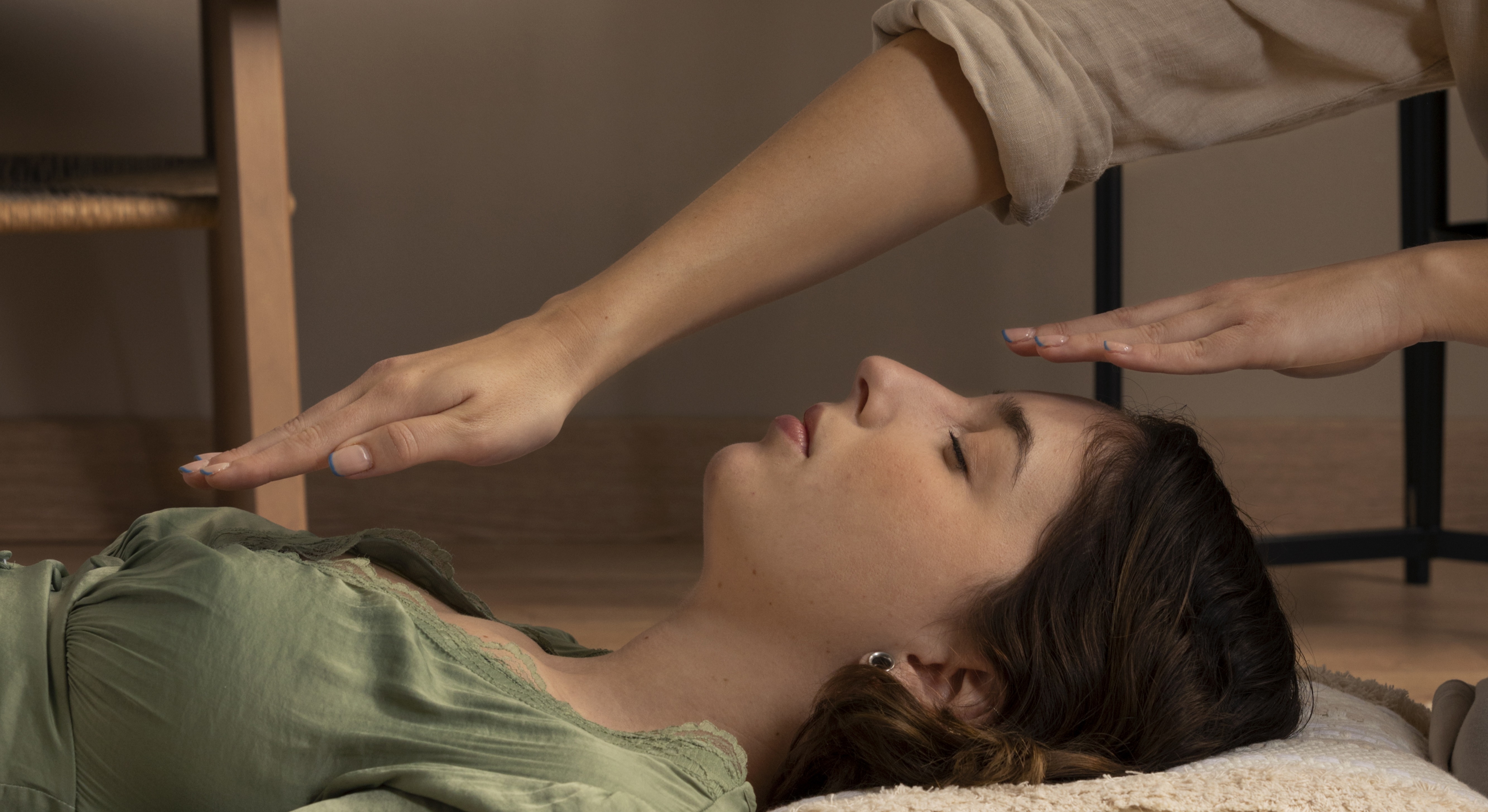 Aplicação de Reiki no corpo